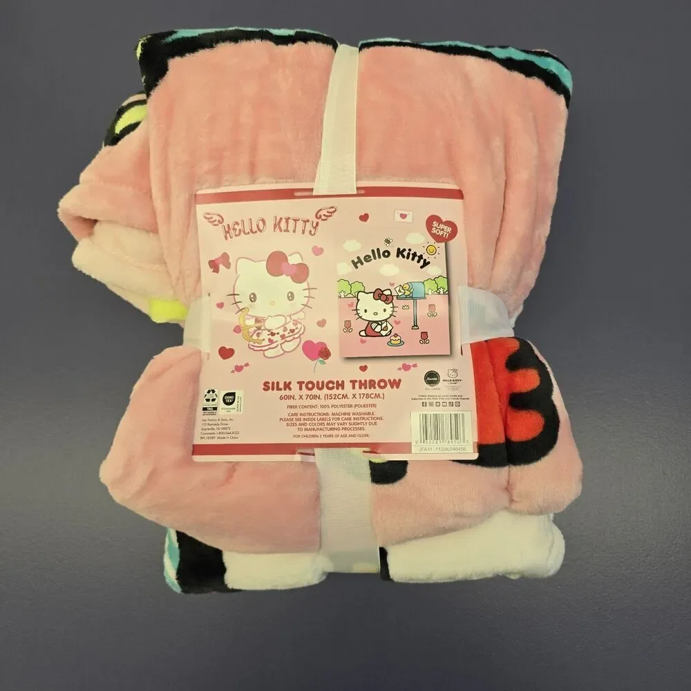 Hello Kitty NWT 60in × 70in (152cm ×178cm) Throw Blanket